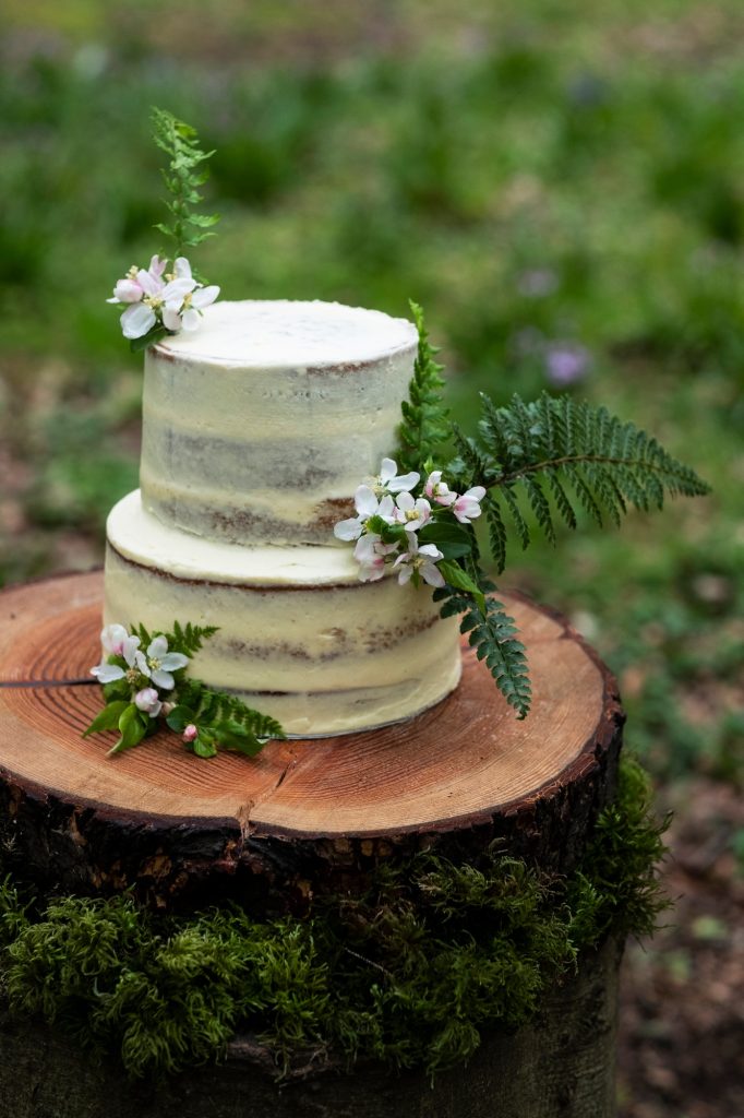 Cake with flower decorations for an outdoor ceremony